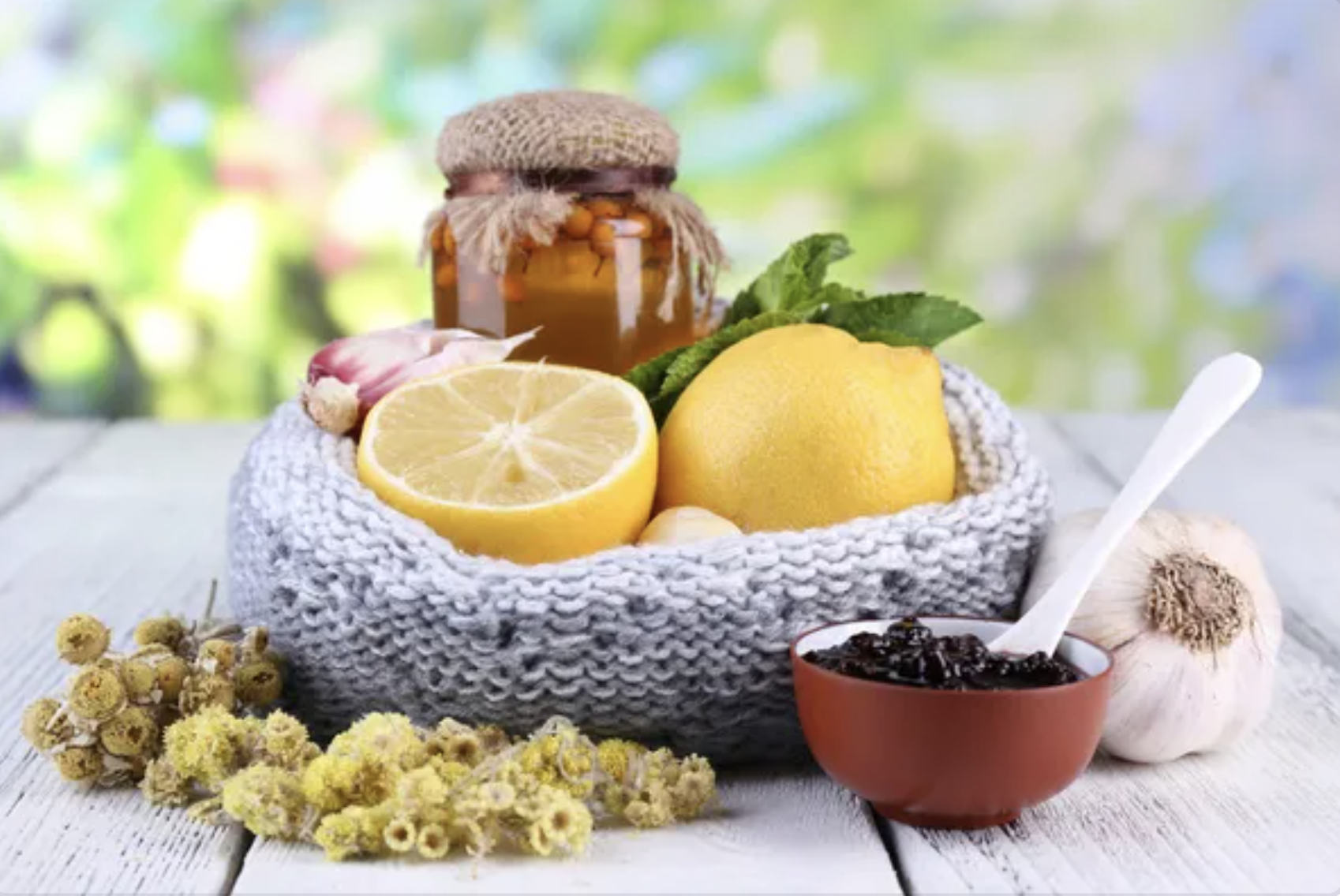 Miel, limón y plantas en una composición de alimentos naturales